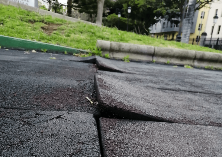 Imagen del pavimento del parque infantil de Arnao (Foto TA)